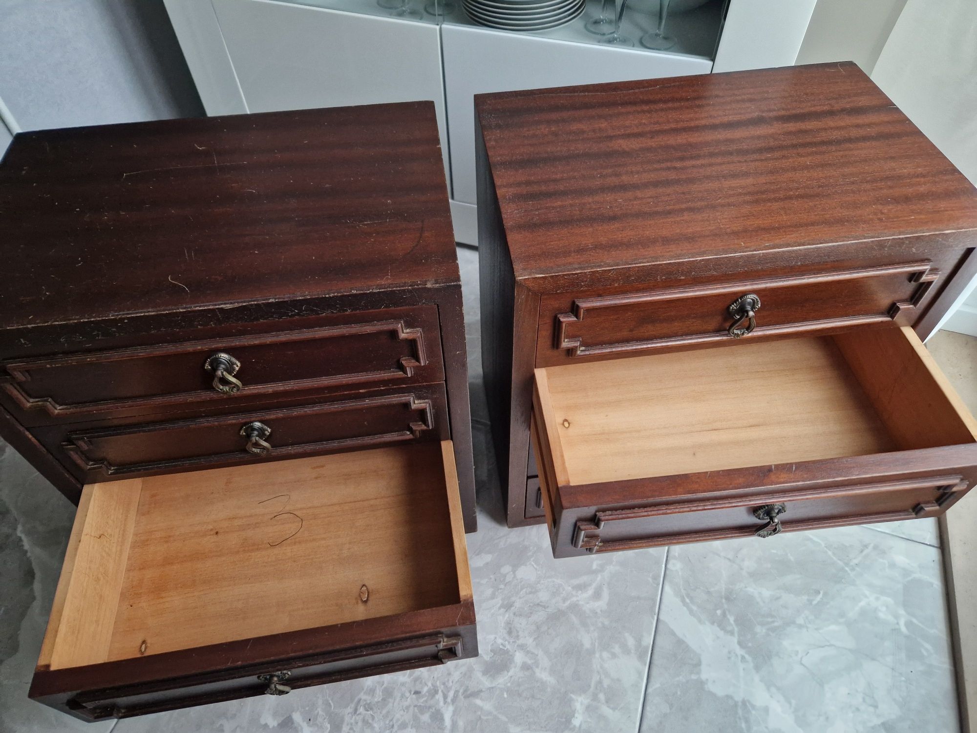 Mesa de cabeceira de madeira