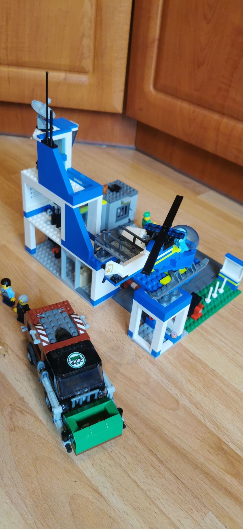 lego city 60316 posterunek policji z płyta drogową