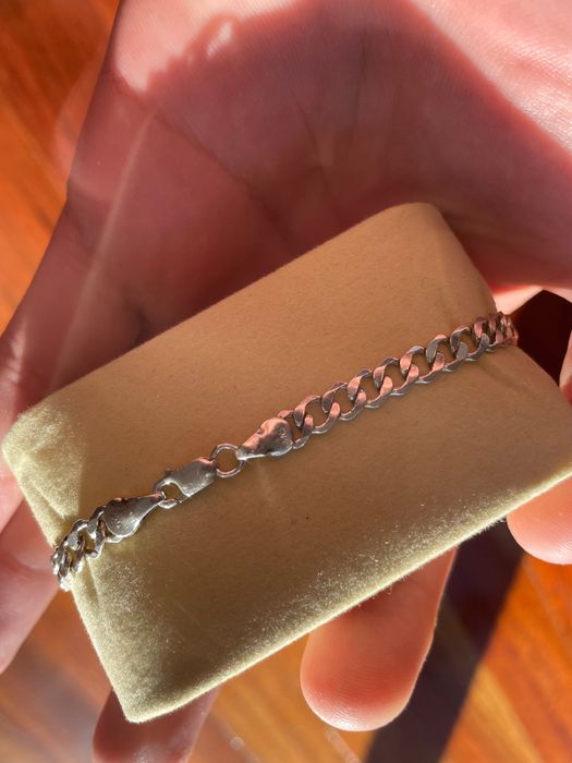 Várias jóias com diferentes preços