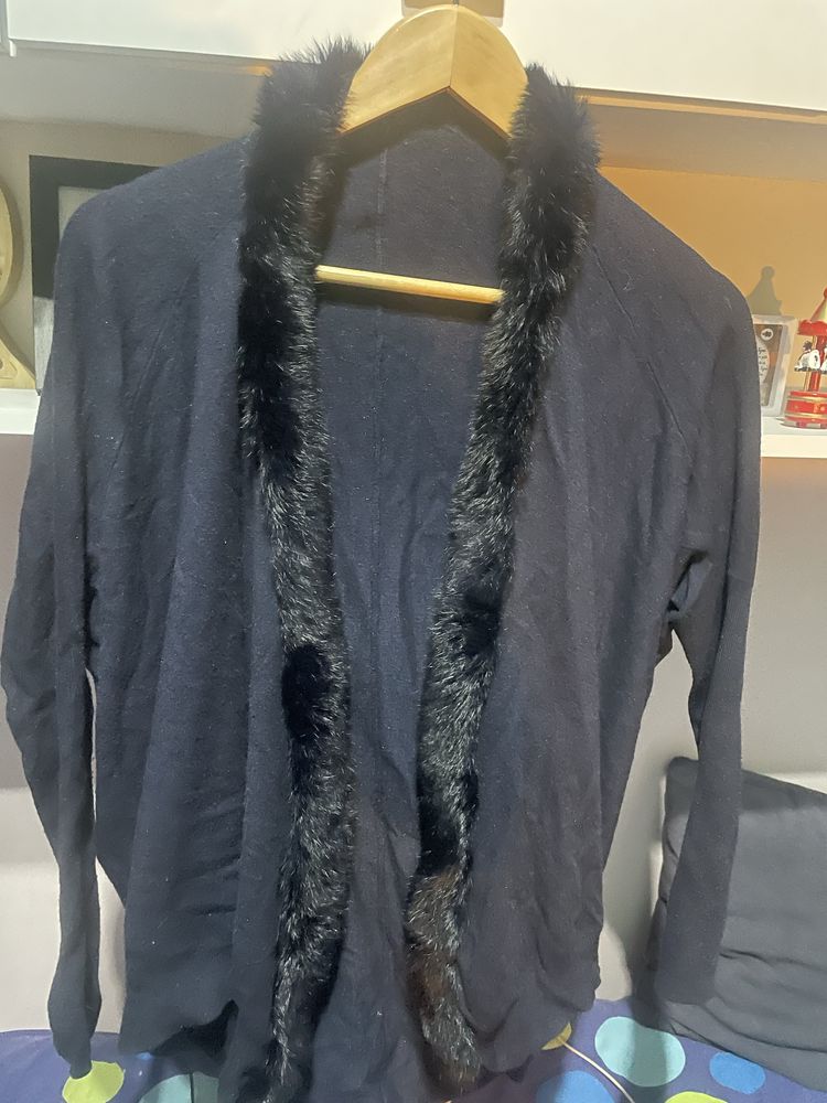 Casaco malha azul com pelo