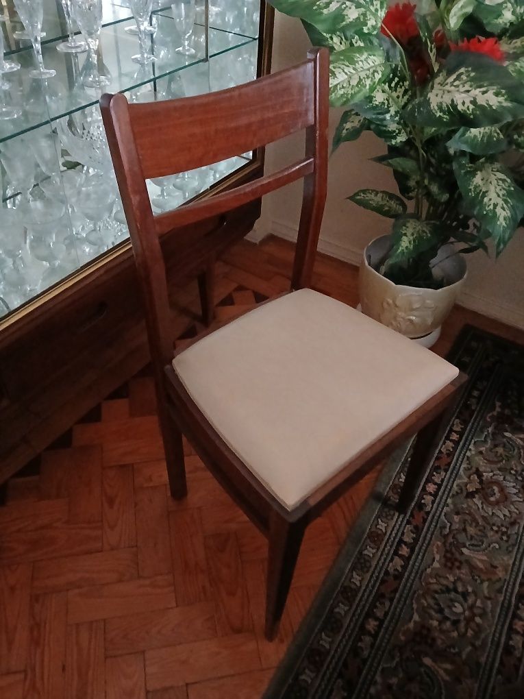 Mesa com 6 cadeiras