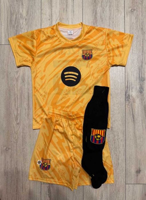 SZCZĘSNY - Strój piłkarski z getrami 134cm