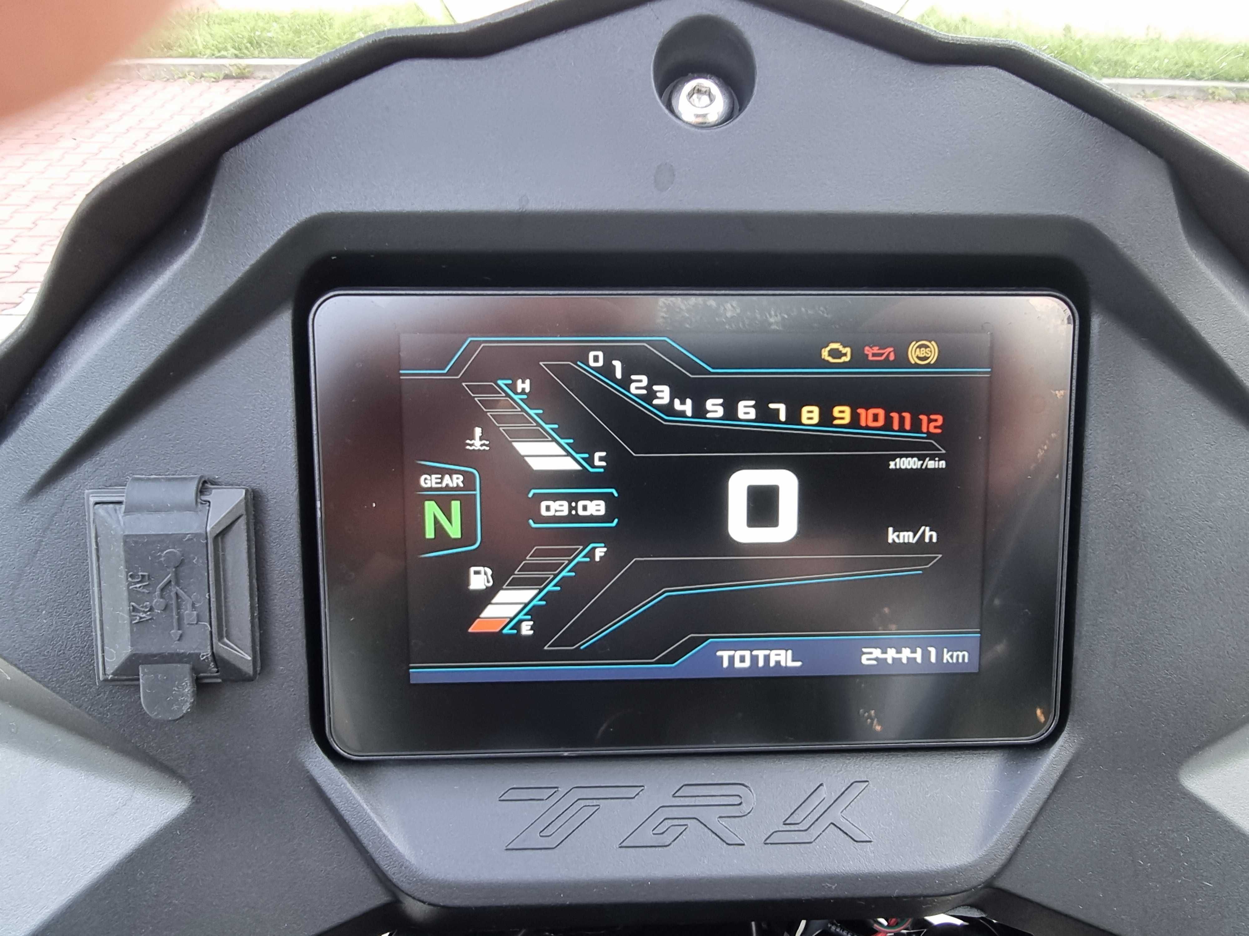 Benelli TRK 502X, wyświetlacz TFT, wideorejestrator przód-tył