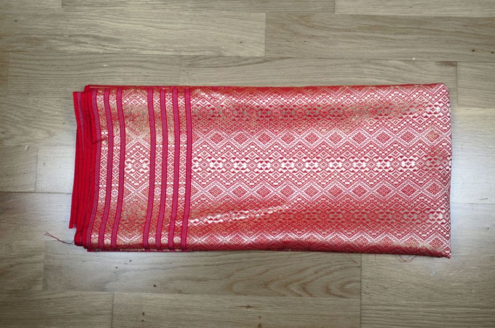 tecido para colcha ou toalha em vermelho e dourado