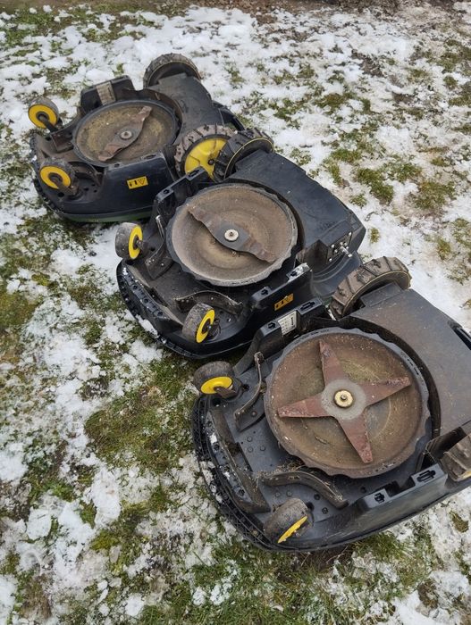 3 roboty koszące kosiarka automatyczna John Deere Tango E5