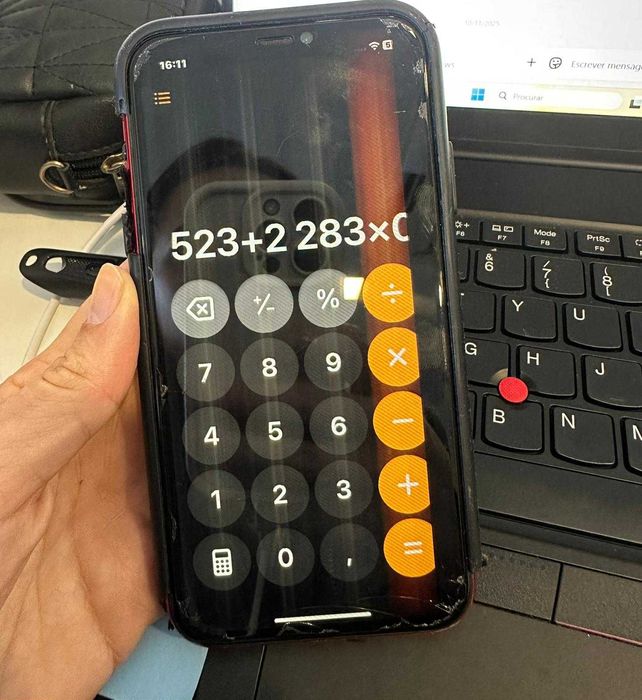 Iphone 11 com a tela trincada