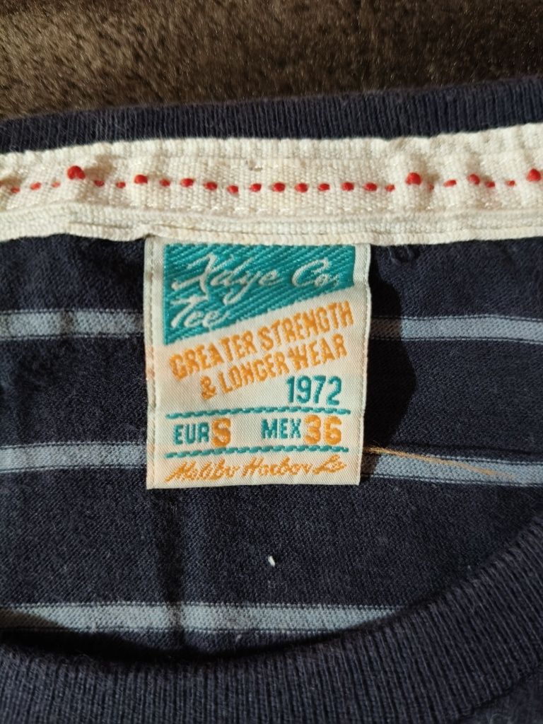 T-shirt azul com riscas brancas