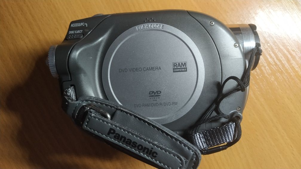 Видеокамера PANASONIC VDR-D100