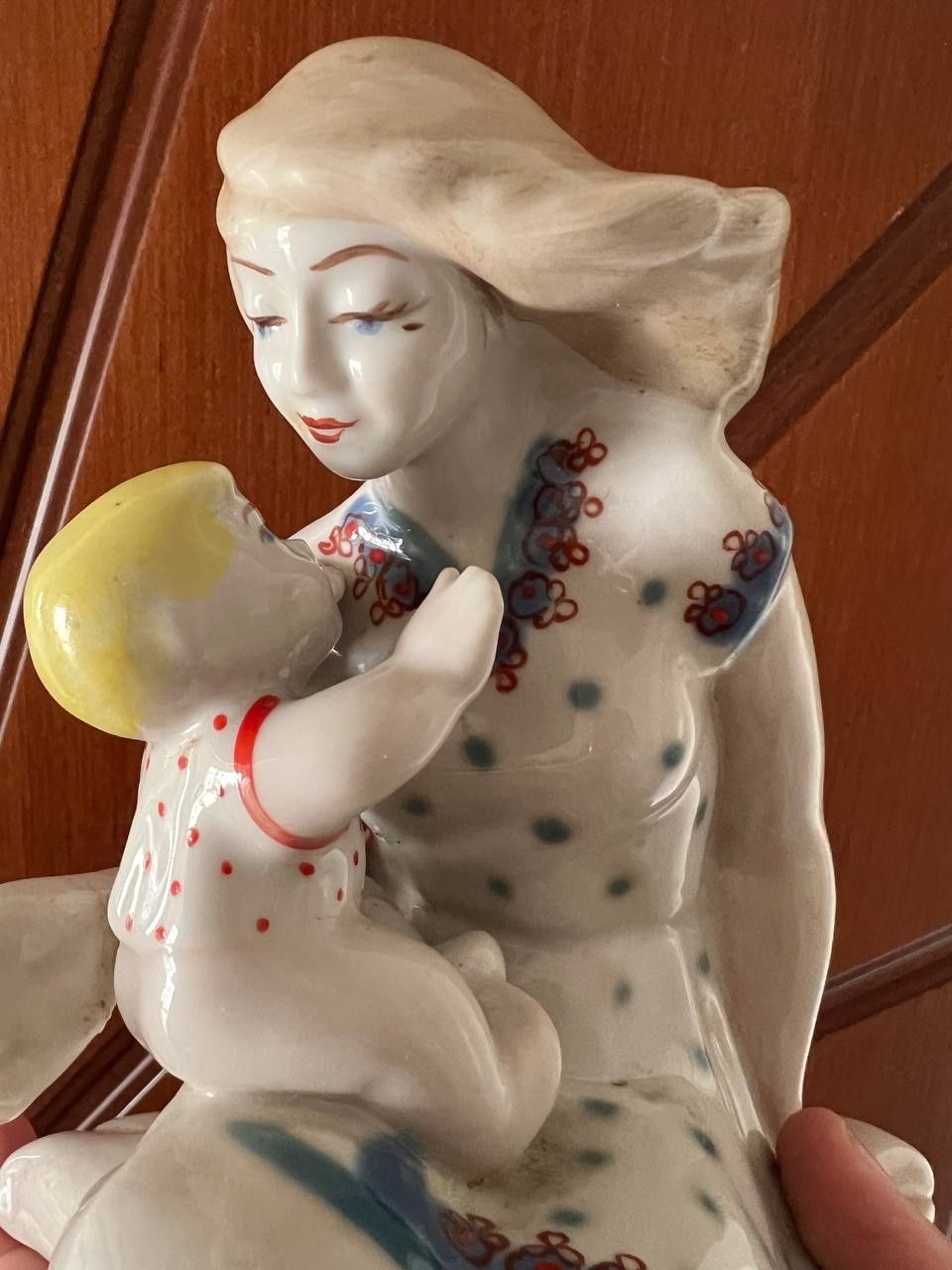 Порцелянова статуетка " Материнство "