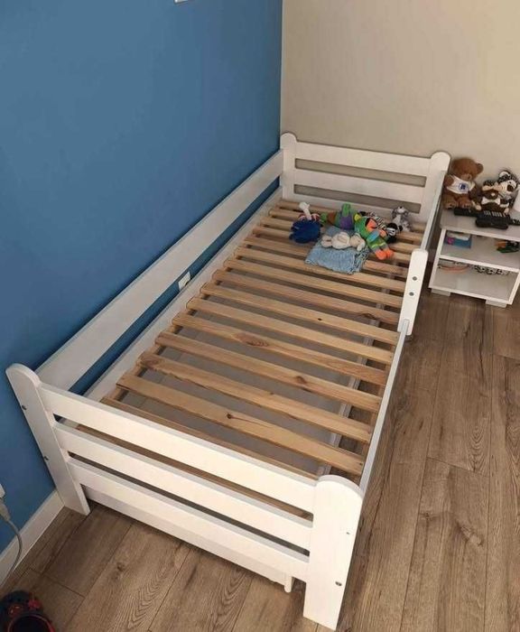 Białe nowe łóżko Ernest 160x80 drewno naturalne barierka materac