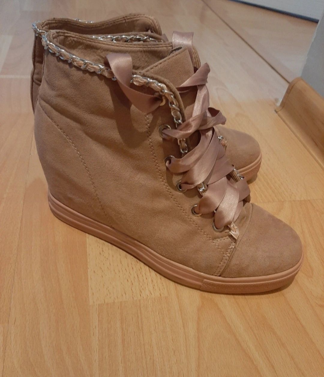 Buty na koturnie
