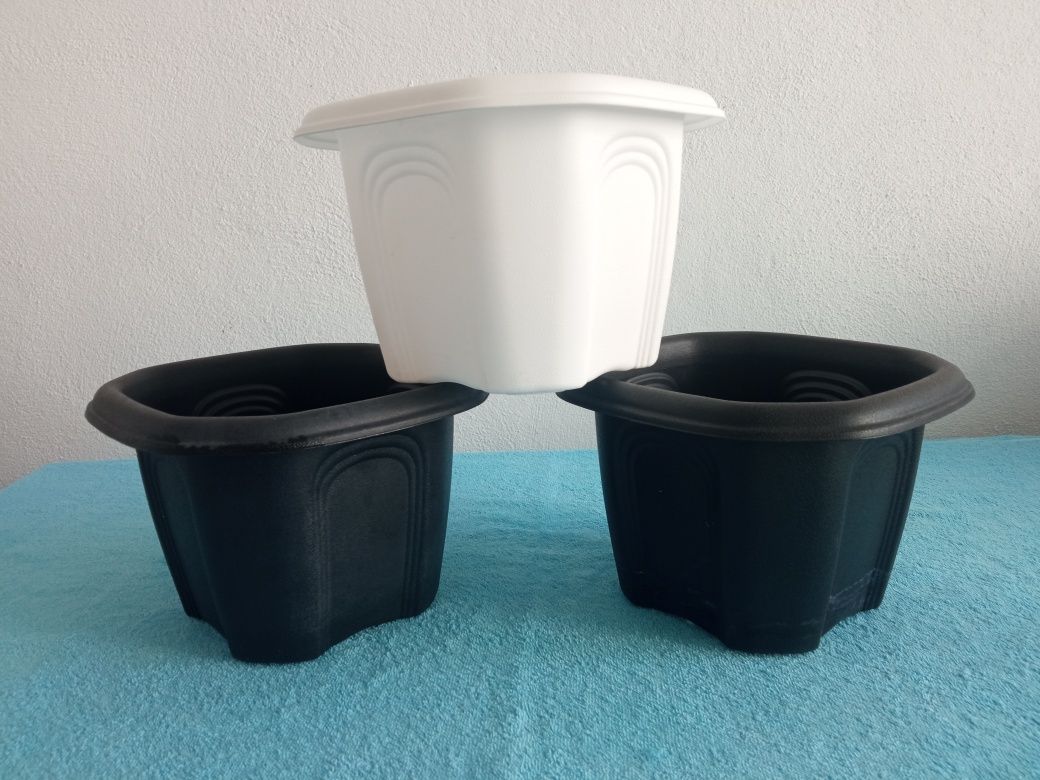 3 vasos para plantas de porte pequeno/médio 2preto+1branco