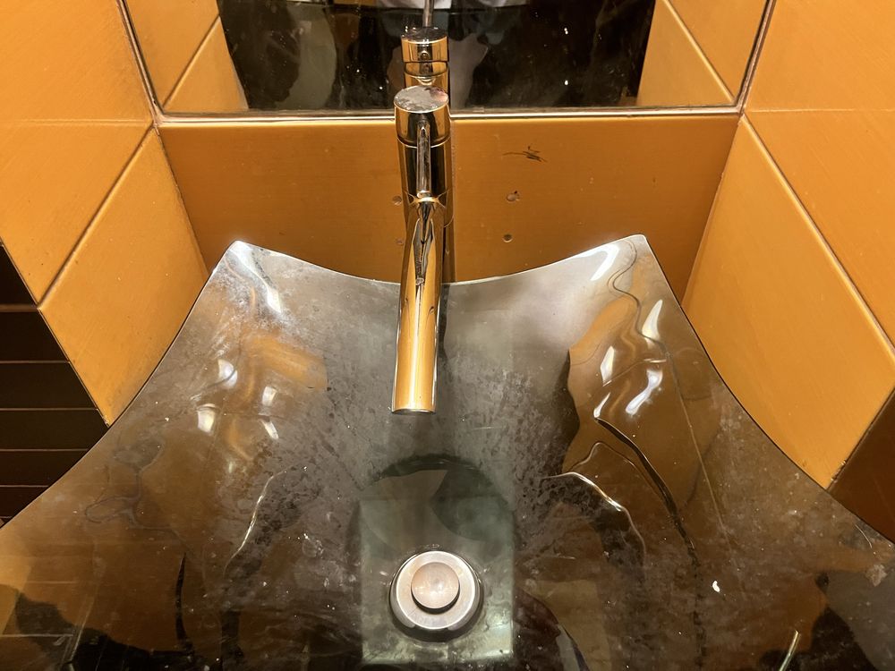 Ozdobna umywalka z grubego hartowanego szkla