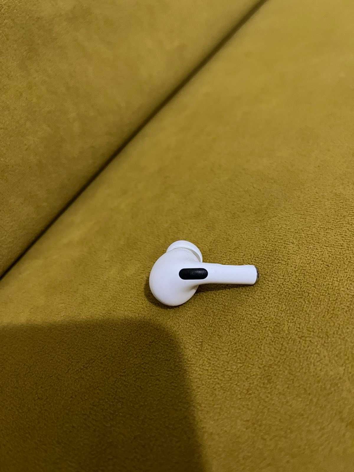 наушник Apple AirPods А 2084 правый