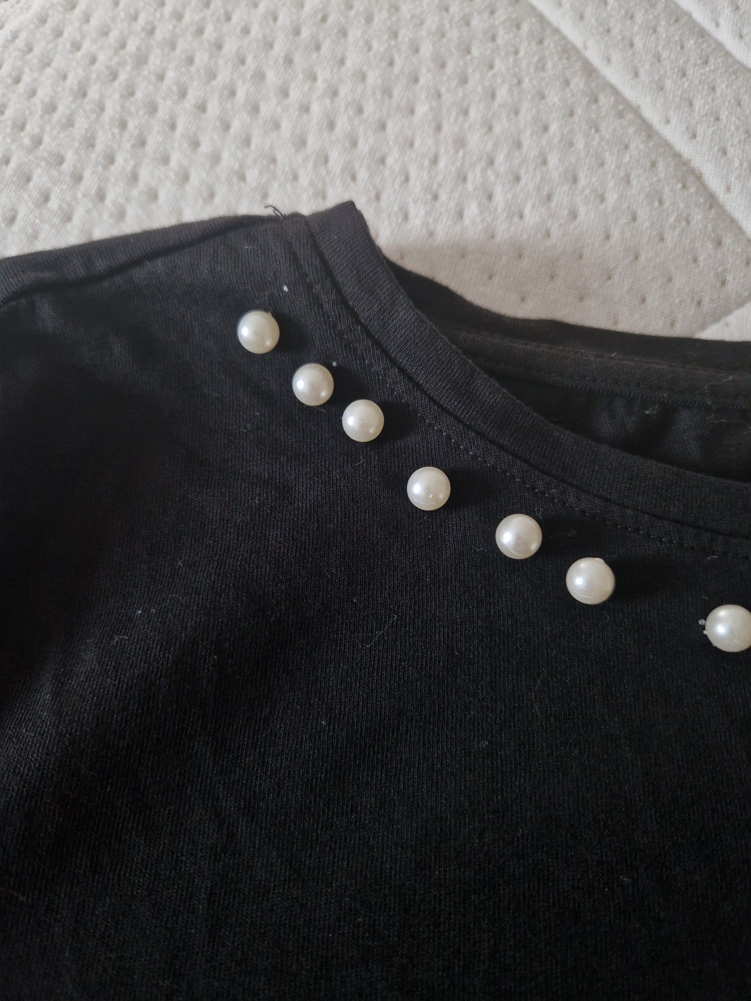 Czarna klasyczna bluzka z perełkami T-shirt crop top sinsay S