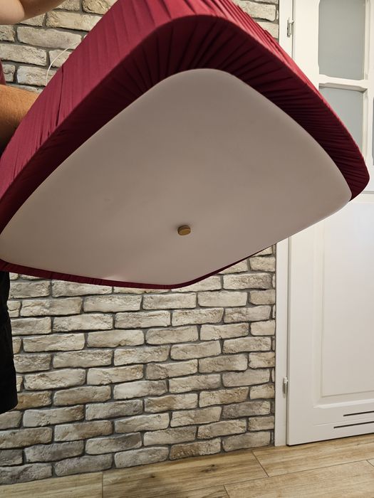 Lampa sufitowa czerwona.