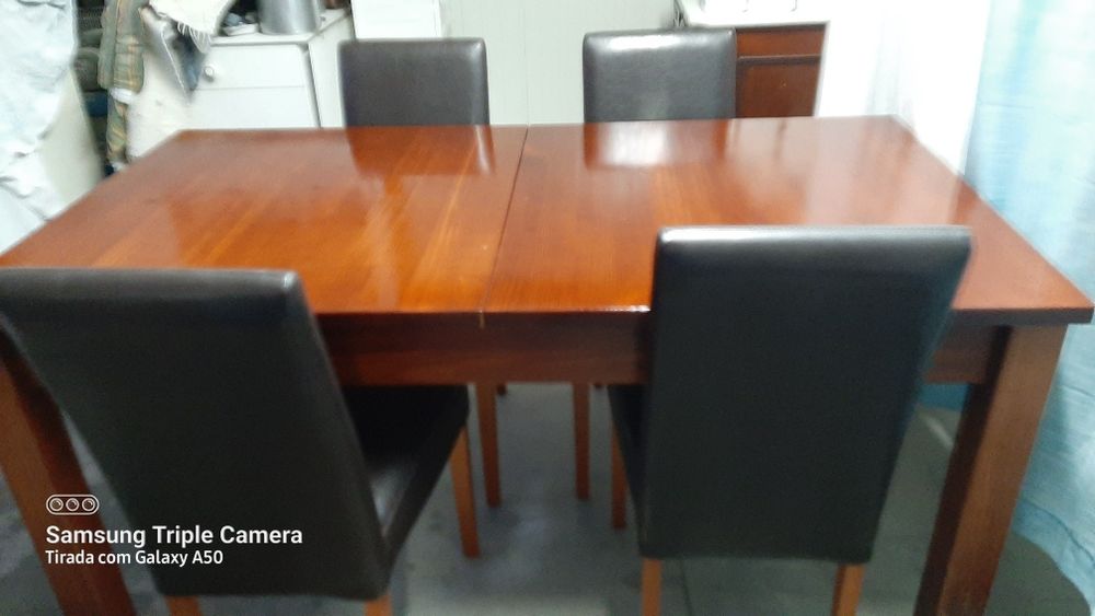 Mesa com 4 cadeiras