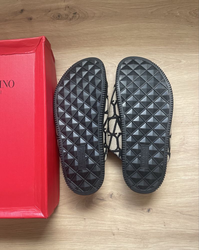 Valentino Garavani “V logo” Sandal