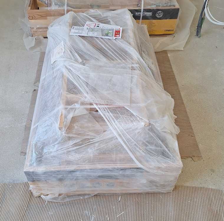 Escada Fakro LWT 70x120 cm + Aro Invisível LXL-I [NOVO]