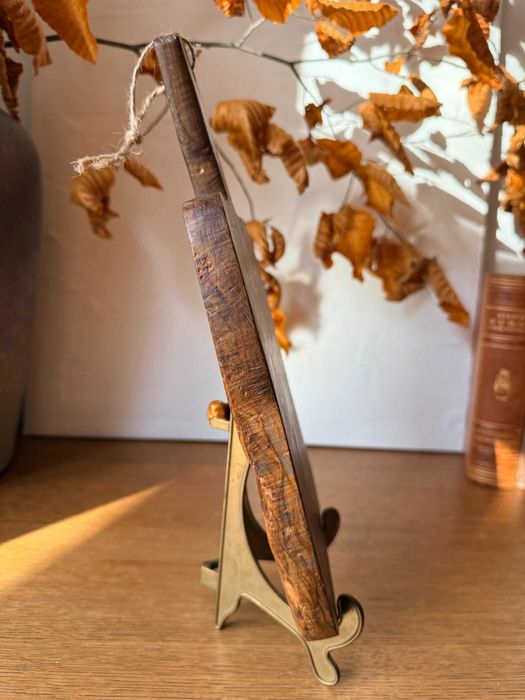 Ręcznie formowana deska do korjenia, o niepowtarzalnym rysunku słojów.