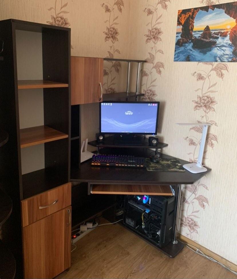 Продам угловой стол