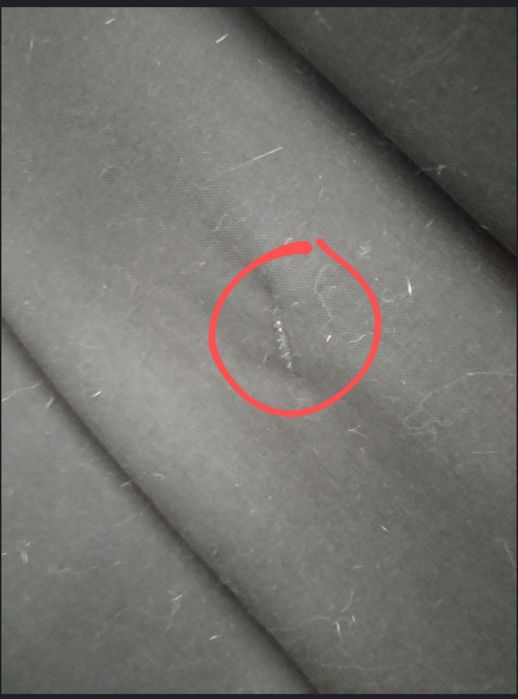 Czarny szezlong z poduszką pod głowę