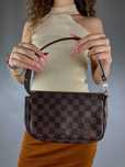 Mała torebka LOUIS VUITTON Pre-Loved Pochette Damier Ebene Oryginał