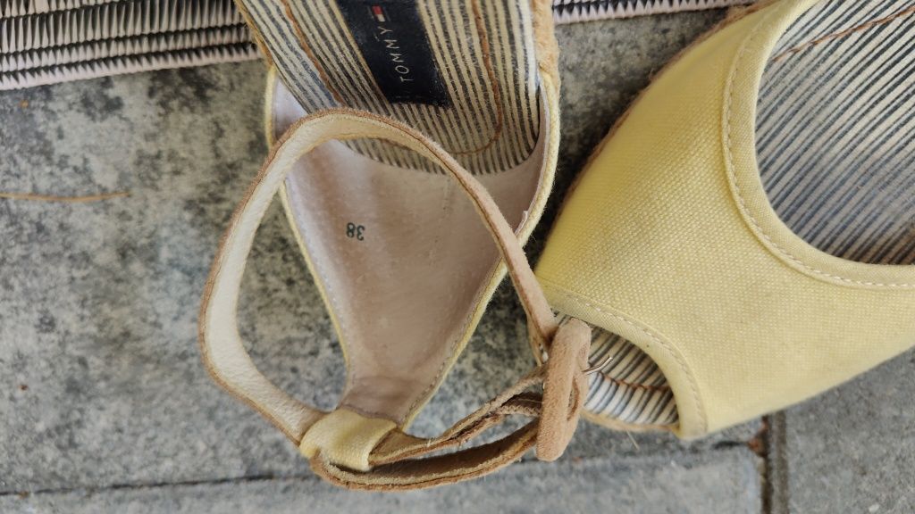 Sandały Tommy Hilfiger r. 38 / 24,5 cm koturn żółte
