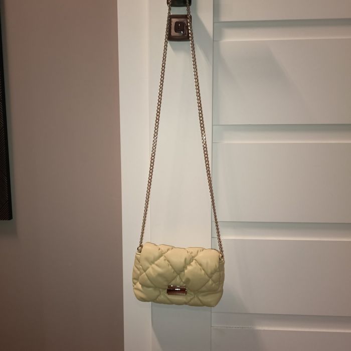 Torebka damska na łańcuszku.