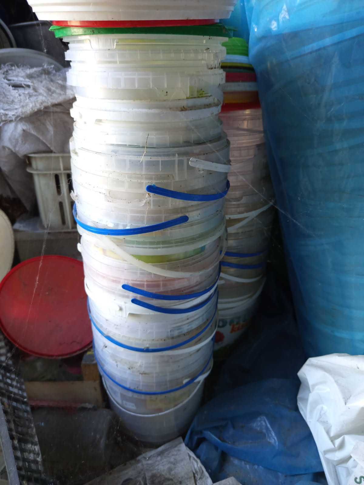 Oddam dużą ilość tworzyw sztucznych - plastików, beczek, skrzynek, itp