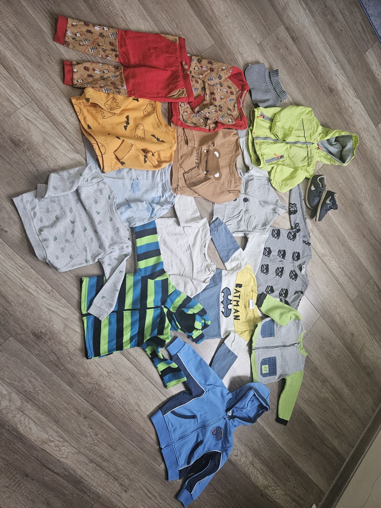 Paka ubrań bluzy sweter kurtka oraz buty nike  86/92