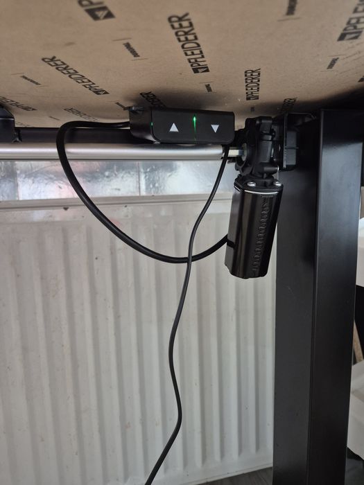 stelaż do biurka czarny z elektryczną regulacją wysokości