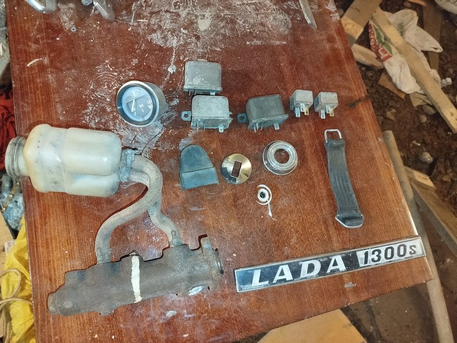 Продам деталі салону та подкапотки на ваз