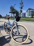 Bicicleta urbana azul e branco