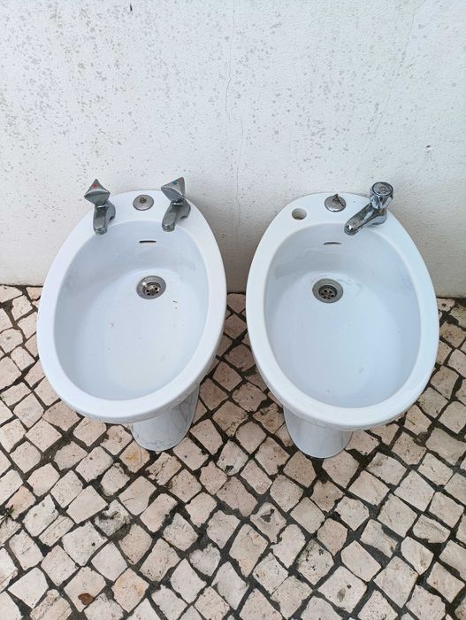 2 Bidés em Louça para WC