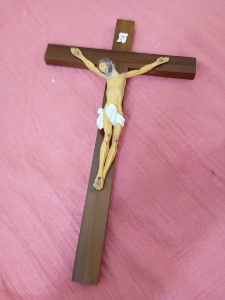 Crucifixo e boneco