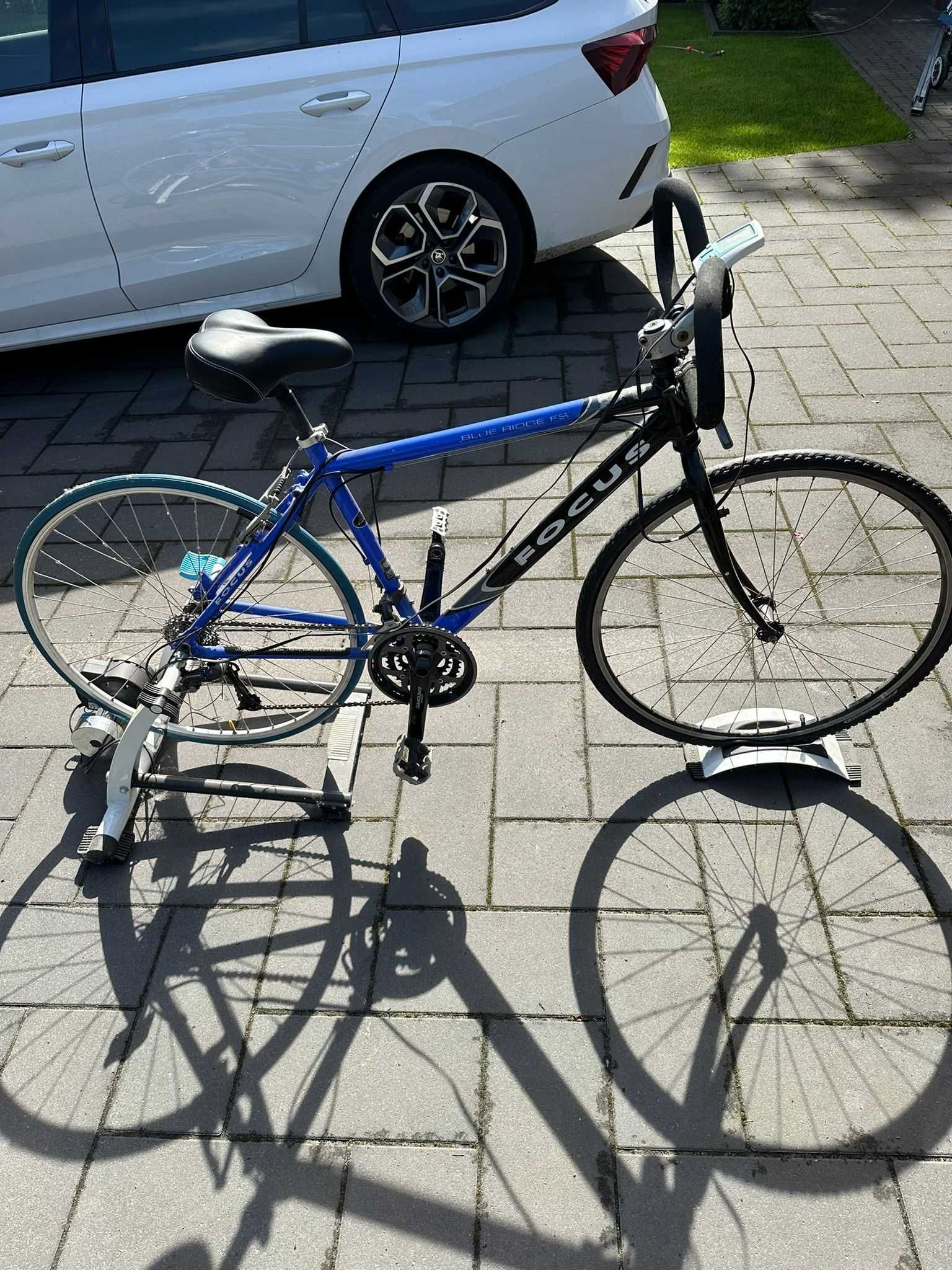 Trenażer tacx zestaw z rowerem.