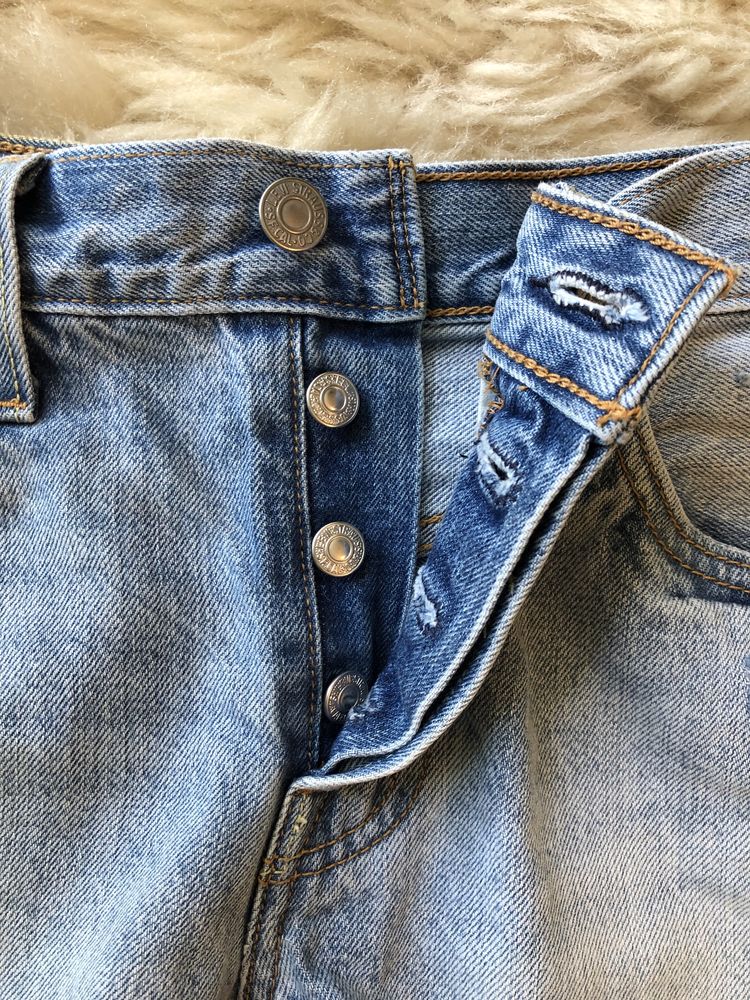 Krótkie spodenki szorty denim wysoki stan strzępienia Levi’s 501 XS/S