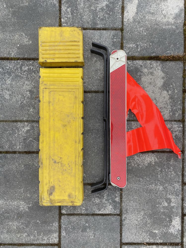 Trojkat ostrzegawczy samochodowy sprawny