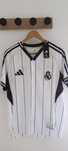 Camisola Real Madrid versão baseball 25/26