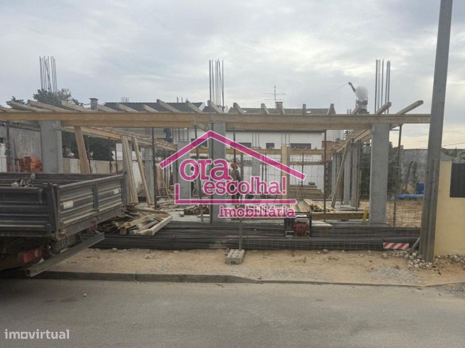 Moradia Isolada Nova T4 com Piscina, Suíte e Garagem em construção ...