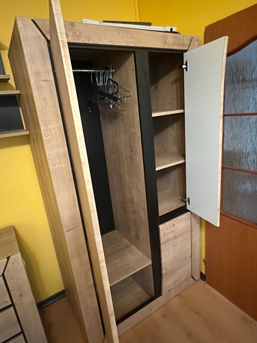 Duża szafa stojąca – nowoczesny styl, jasne drewno KOBE