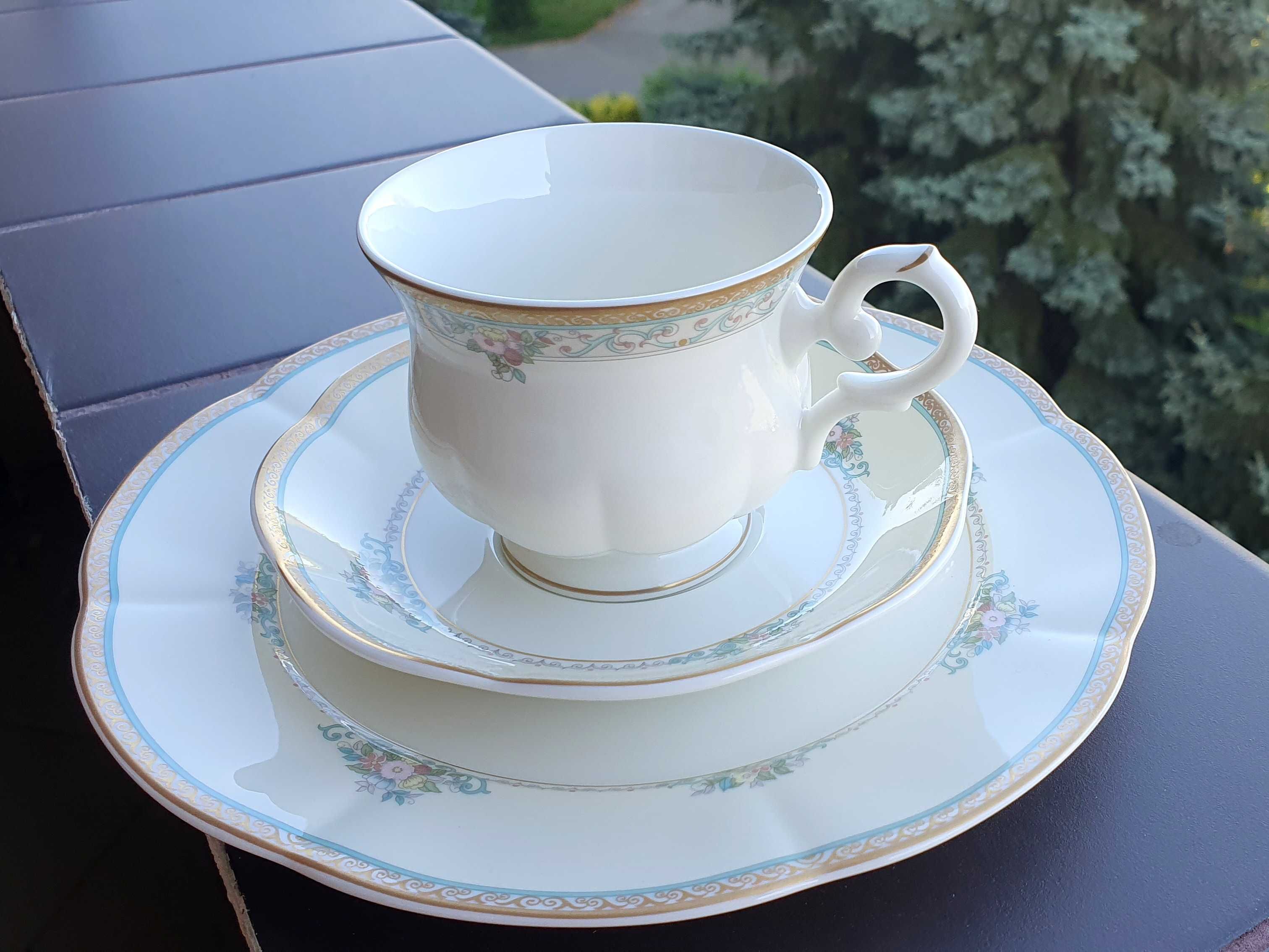 Serwis kawowo herbaciany z porcelany kostnej, Royal Bone China.