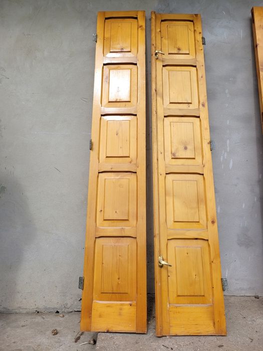 Двері міжкімнатні, дерев'яні, в кладовку, у вітальню без коробки