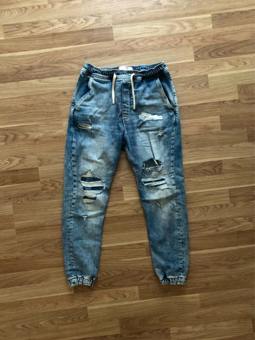 Рвані джинси синього кольору