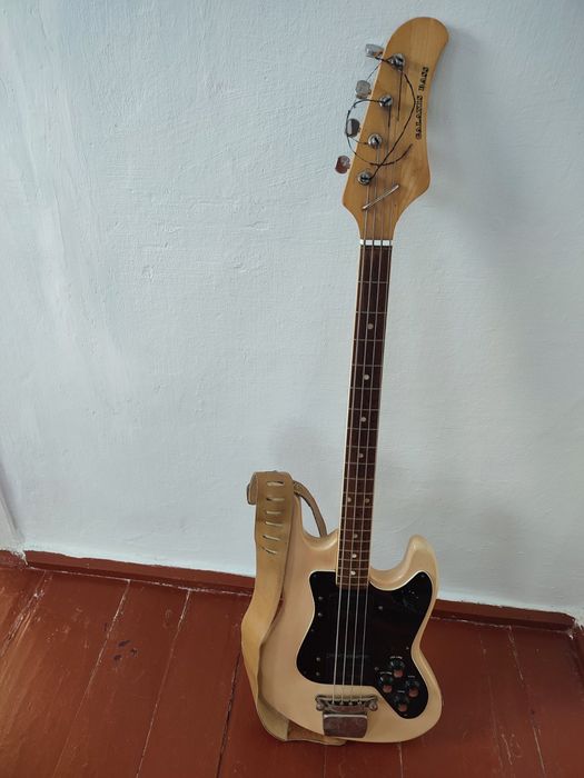 Продається бас гітара "GALAXIS  BASS" з чохлом в хорошому стані.
.