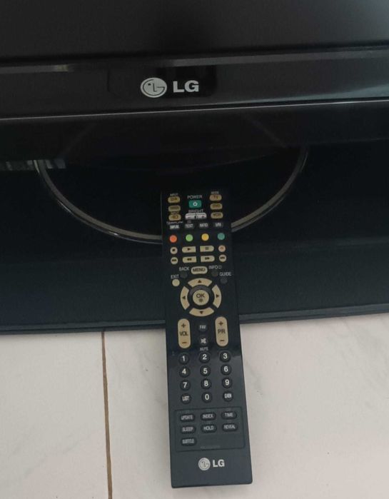 Televisão LG toda preta