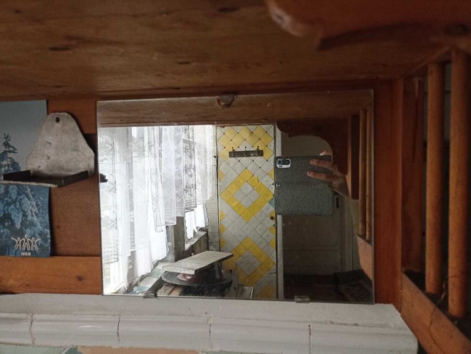 Підвісний сервант із дзеркальцем