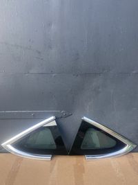 Скло крила заднього праве (форточка) Tesla Model 3