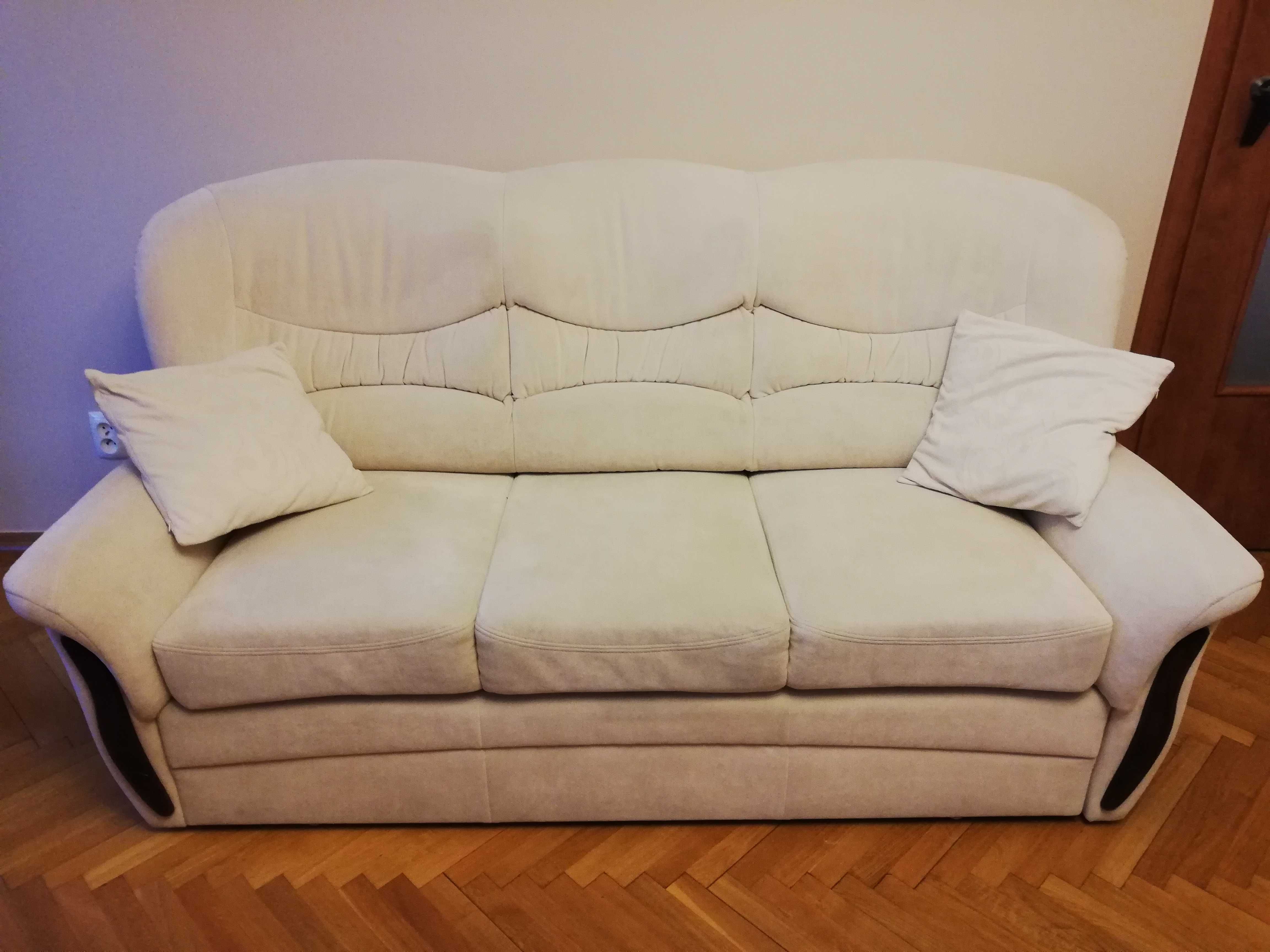 Duża kanapa z dwoma fotelami